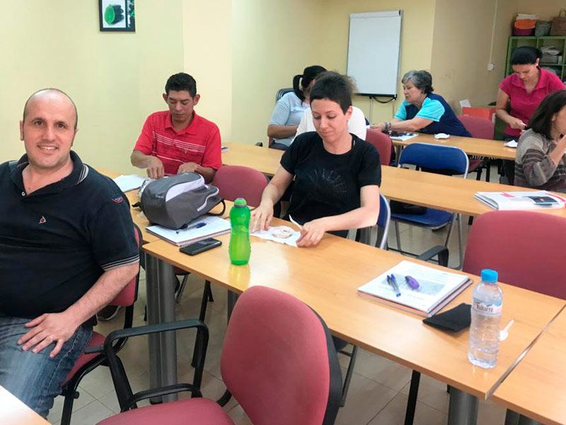 Alumnos de Luzsola sentados en el aula de formación