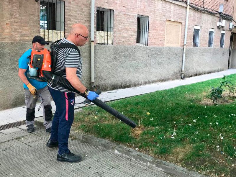 Profesional de Luzsola enseñando a utilizar materiales de limpieza a un alumno en una formación práctica