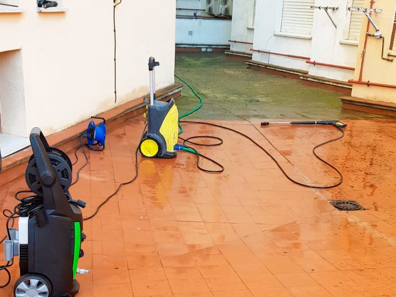 Limpieza de suelos en Comunidades Luzsola